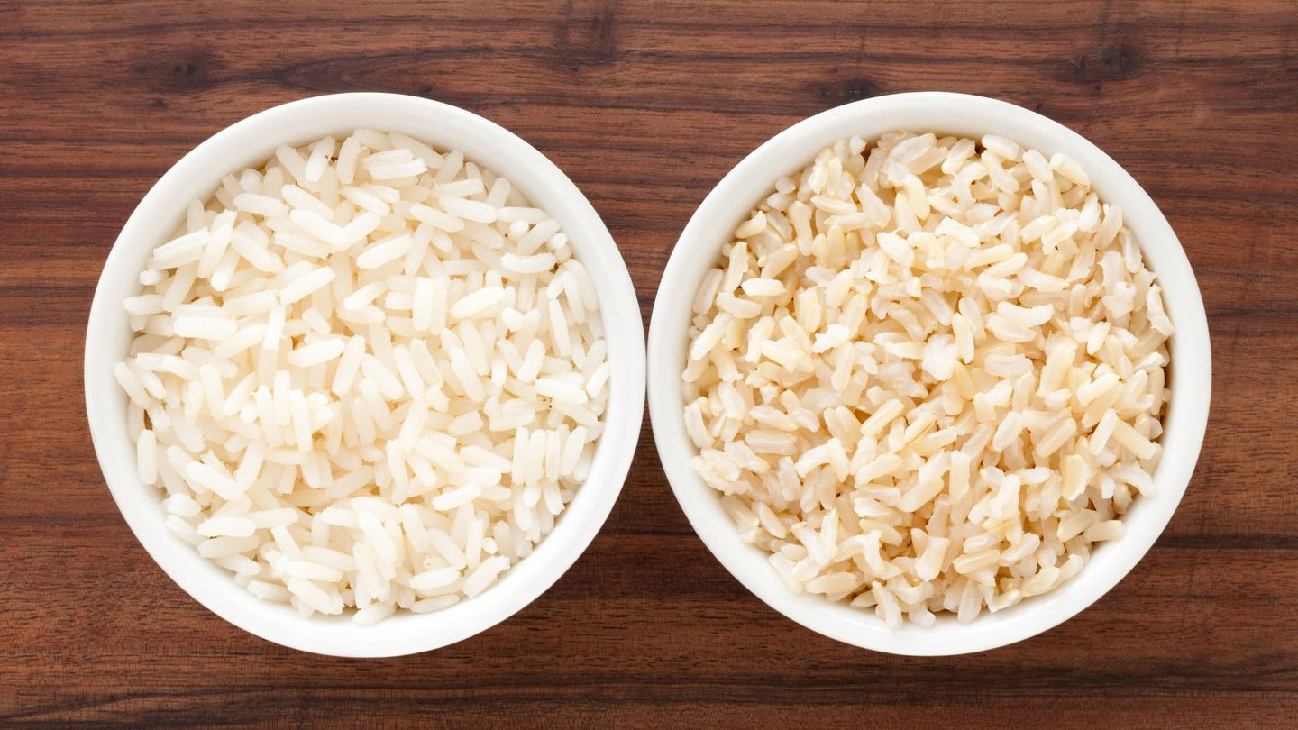 Platos con granos de arroz.