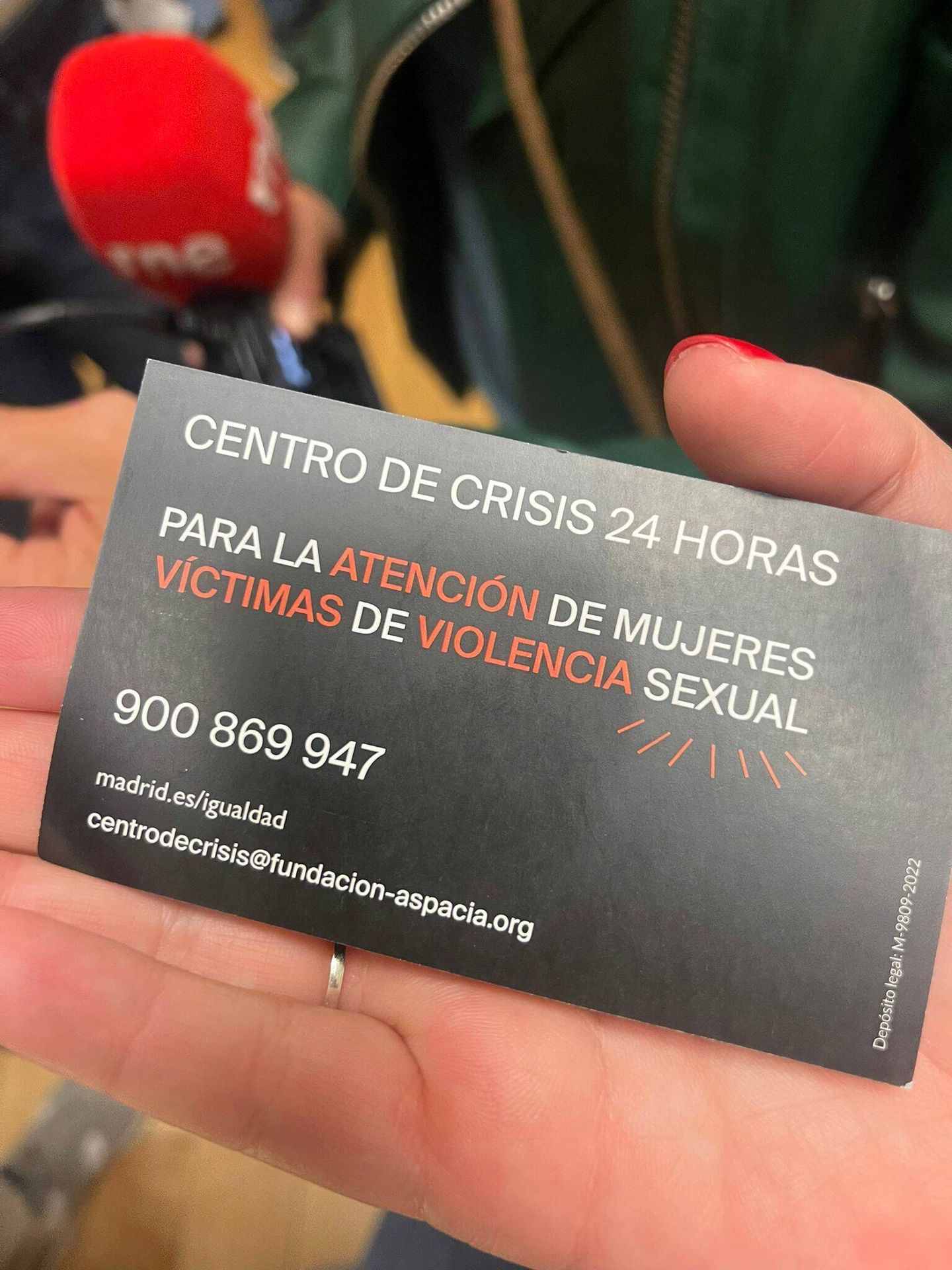 Tarjeta con los datos de contacto del Centro de Crisis 24 horas del Ayuntamiento de Madrid. (Cedida)