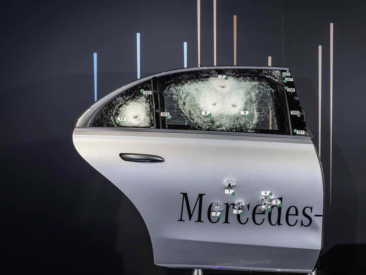 Foto: Así termina la puerta del Mercedes S 680 Guard tras un ataque con un rifle de asalto con munición perforante. 