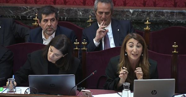 Foto: El expresidente de la Asamblea Nacional Catalana (ANC) Jordi Sànchez (i) y el exconsejero de Interior Joaquim Forn (2d), durante la sesión. (EFE)