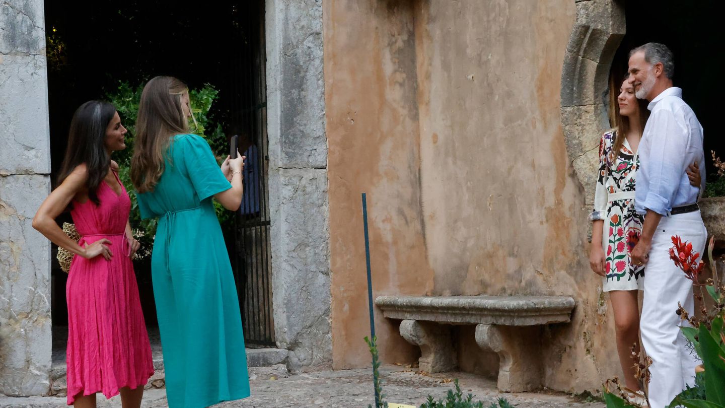 Leonor, fotografiando al rey Felipe y la infanta Sofía, este verano en Mallorca. (Casa de S. M. el Rey)