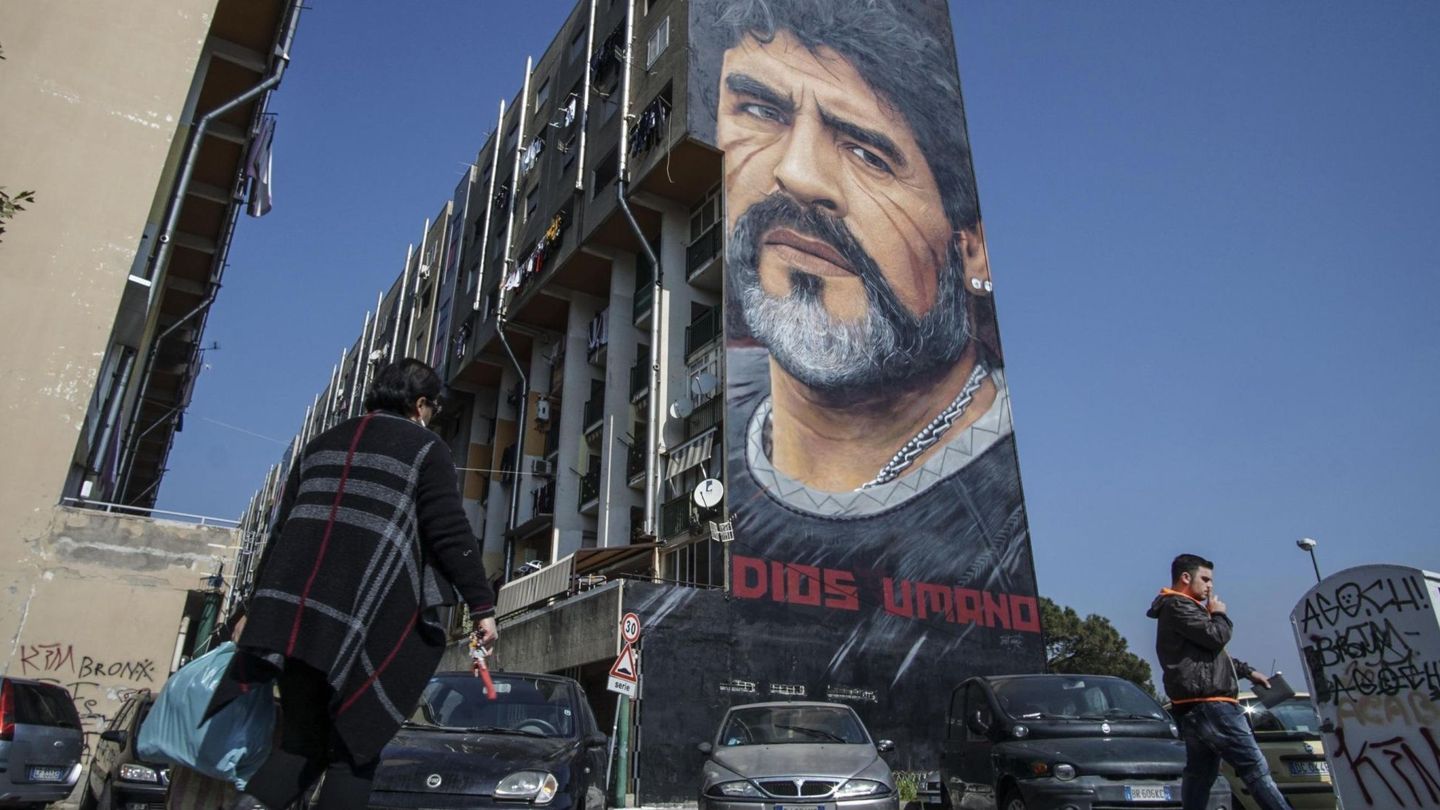 Mural sobre Maradona en Nápoles. (Efe)