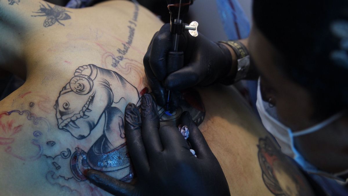 Un grupo de turistas británicos paga a un sintecho de Benidorm por tatuarse la frente
