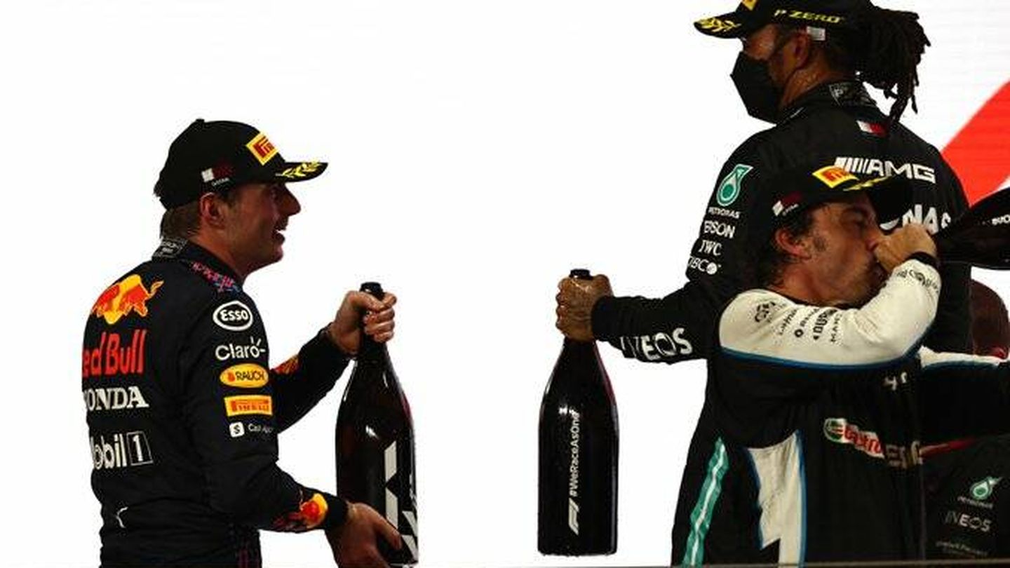 Hamilton mantuvo su mascarilla durante gran parte del podio de Losail. ((Reuters/Thaier Al-Sudani)