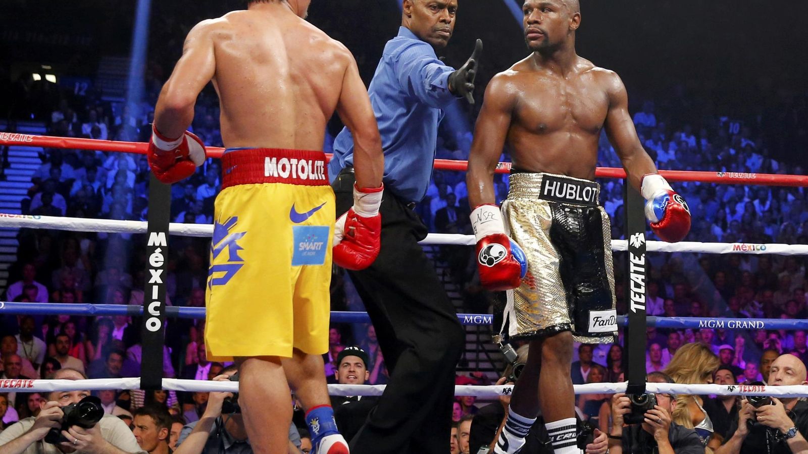 Foto: Kenny Bayless, árbitro del combate, separa a Mayweather y Pacquiao (Reuters)