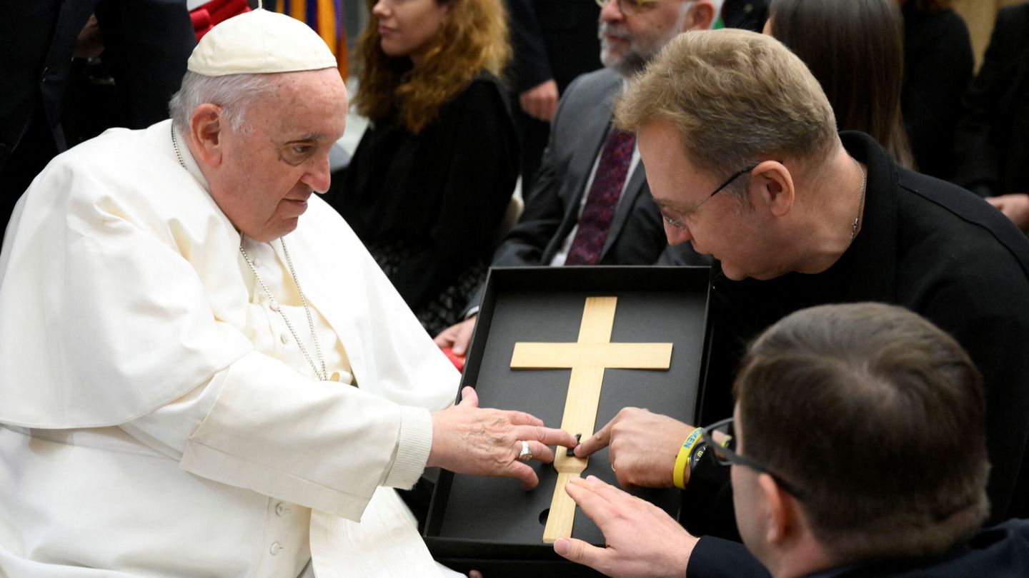 El Papa con el alcalde de Leópolis. (Reuters)