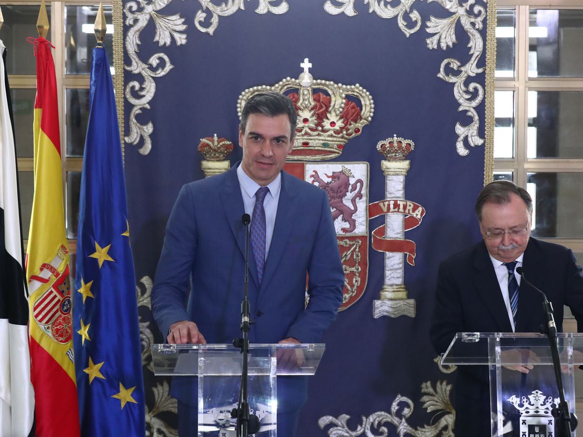 Foto: Pedro Sánchez juanto a Juan Jesús Vivas en Ceuta. (EFE/Fernando Calvo)