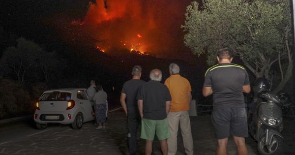 Foto: Vecinos de Casares observando el incendio. (EFE)