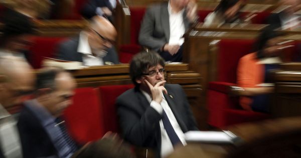 Foto: El presidente de la Generalitat, Carles Puigdemont, durante el pleno del 26 de octubre. (EFE)