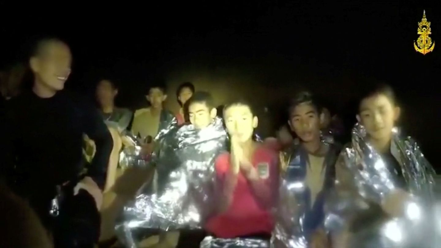 Los niños reciben suministros de los buzos de la Armada tailandesa, el pasado 3 de julio. (Reuters) 