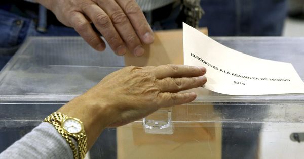 Foto: Detalle de una urna en un colegio electoral de Madrid durante las pasadas elecciones. (EFE)