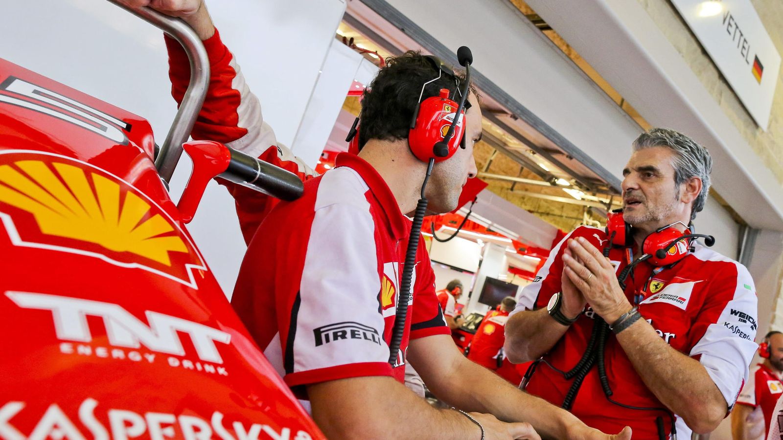 Foto: Maurizio Arrivabene en el box de Ferrari.