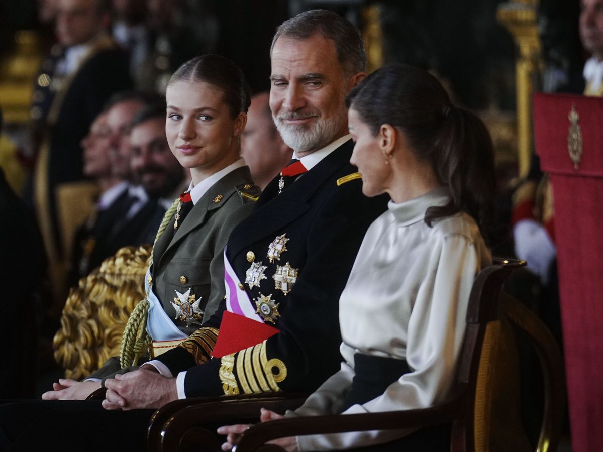 Foto: La princesa Leonor junto a los reyes Felipe y Letizia. (EFE/Borja Sánchez-Trillo)
