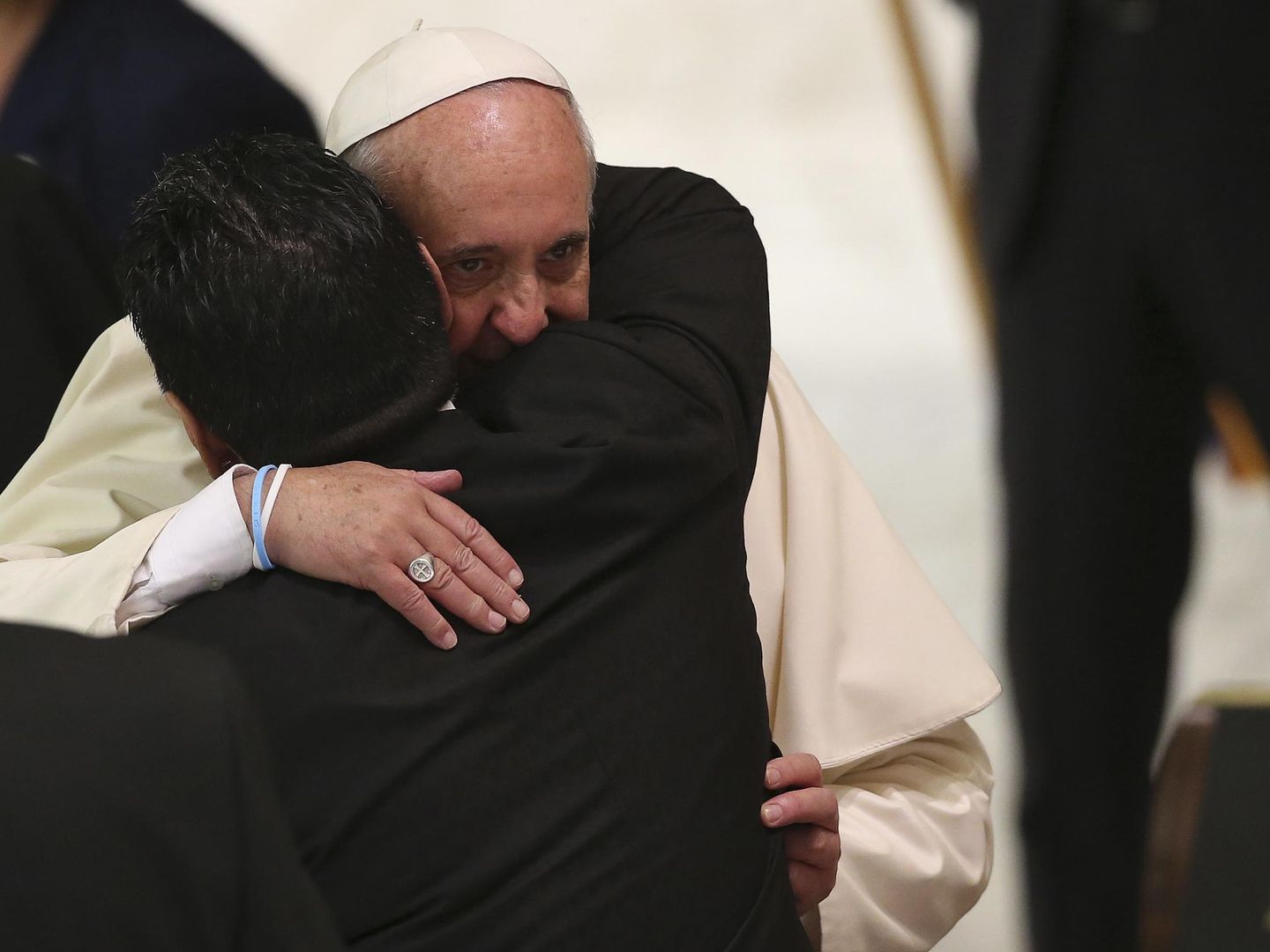 Maradona se abraza al papa Francisco en el Vaticano. (Reuters)