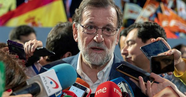 Foto:  El presidente del Gobierno, Mariano Rajoy, atiende a los medios de comunicación. (EFE)