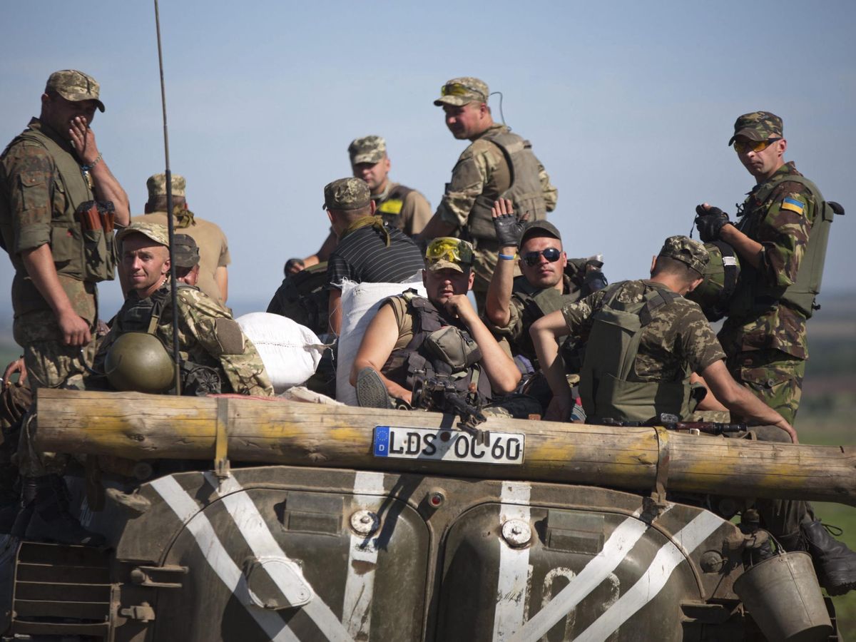 Foto: Soldados ucranianos viajan en un vehículo militar cerca de la ciudad de Artemivsk, en la región de Donetsk. (EFE/Alex Rom)