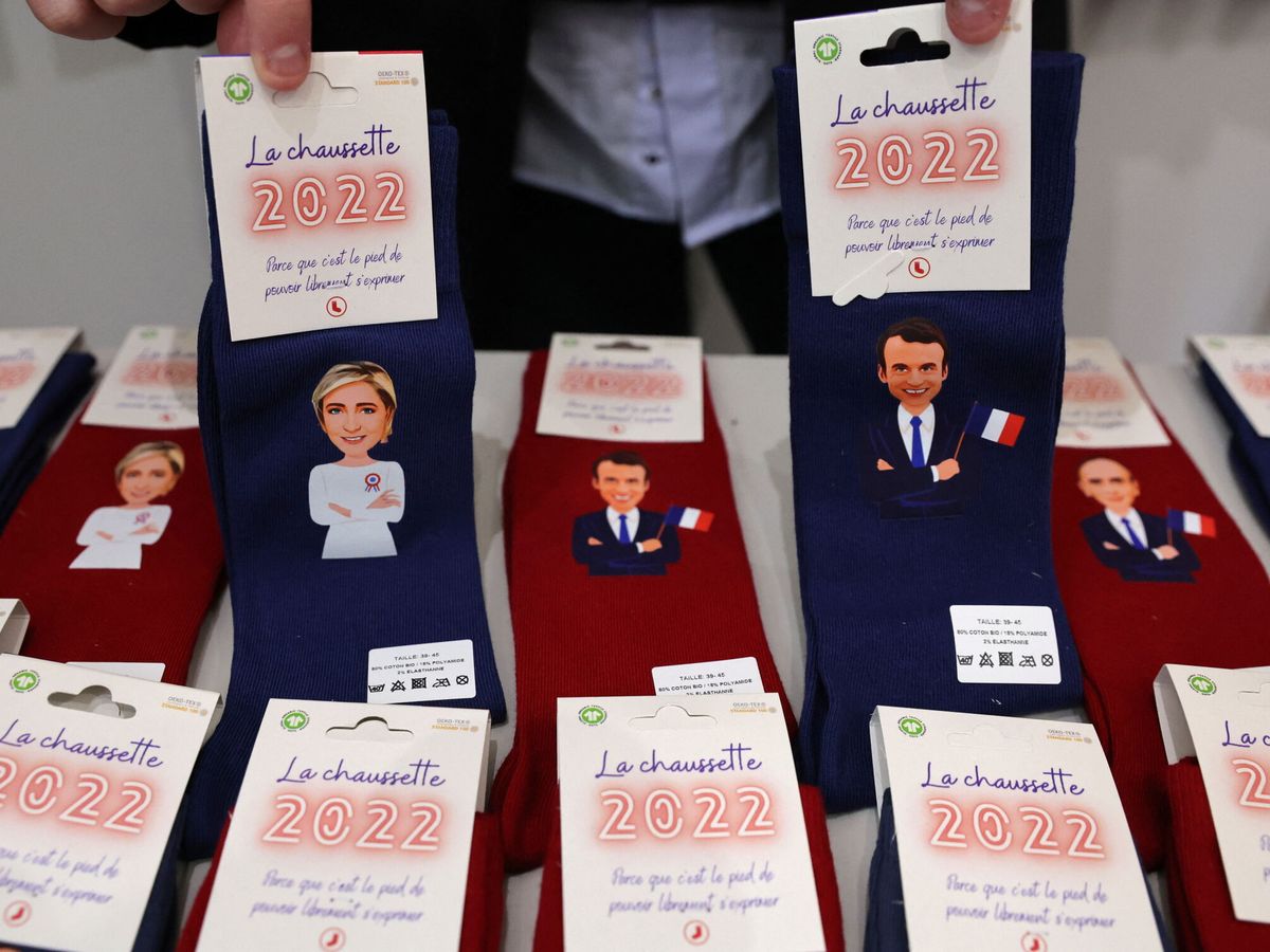 Foto: Calcetines decorados con los rostros de Marie Le Pen y Emmanuel Macron. (Reuters/Pascal Rossignol)