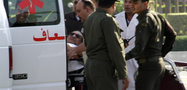 El expresidente egipcio Hosni Mubarak llega en camilla al hospital militar de Maadi. (EFE)