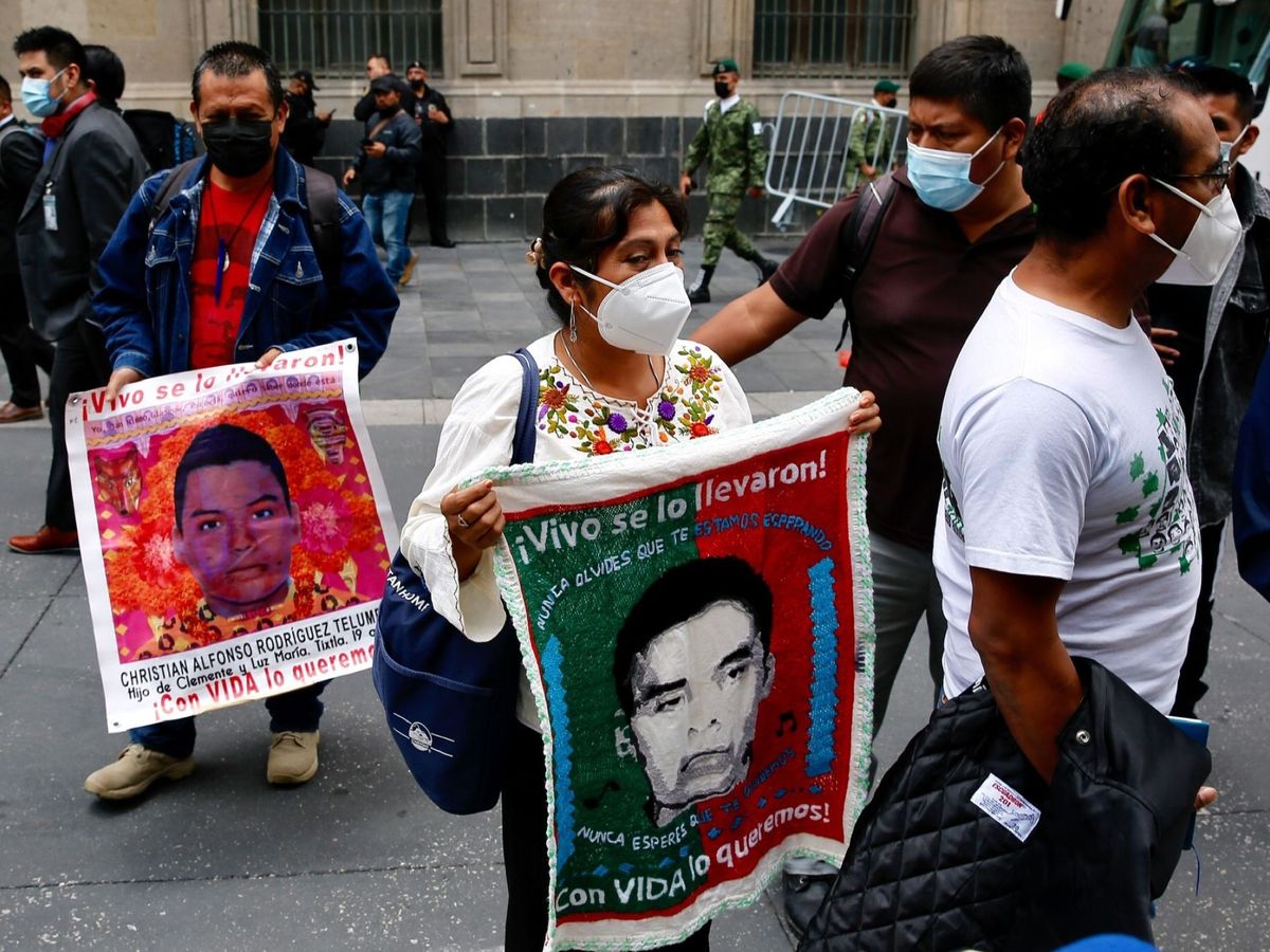 Foto:  Padres de los 43 jóvenes desaparecidos de Ayotzinapa salen del Palacio Nacional este martes. (EFE)
