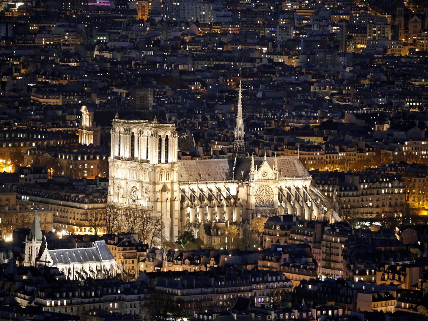 Toda la estructura del techo de Notre-Dame está hecha de madera. (Reuters) 