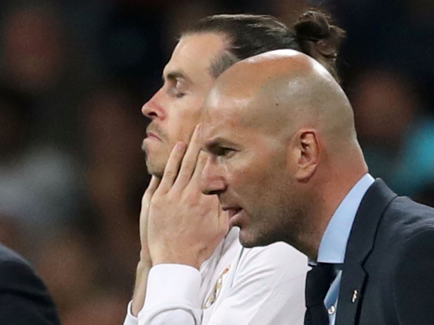 Zidane junto a Bale, con los ojos cerrados y pensativo, en el momento de hacer un cambio. (Reuters)