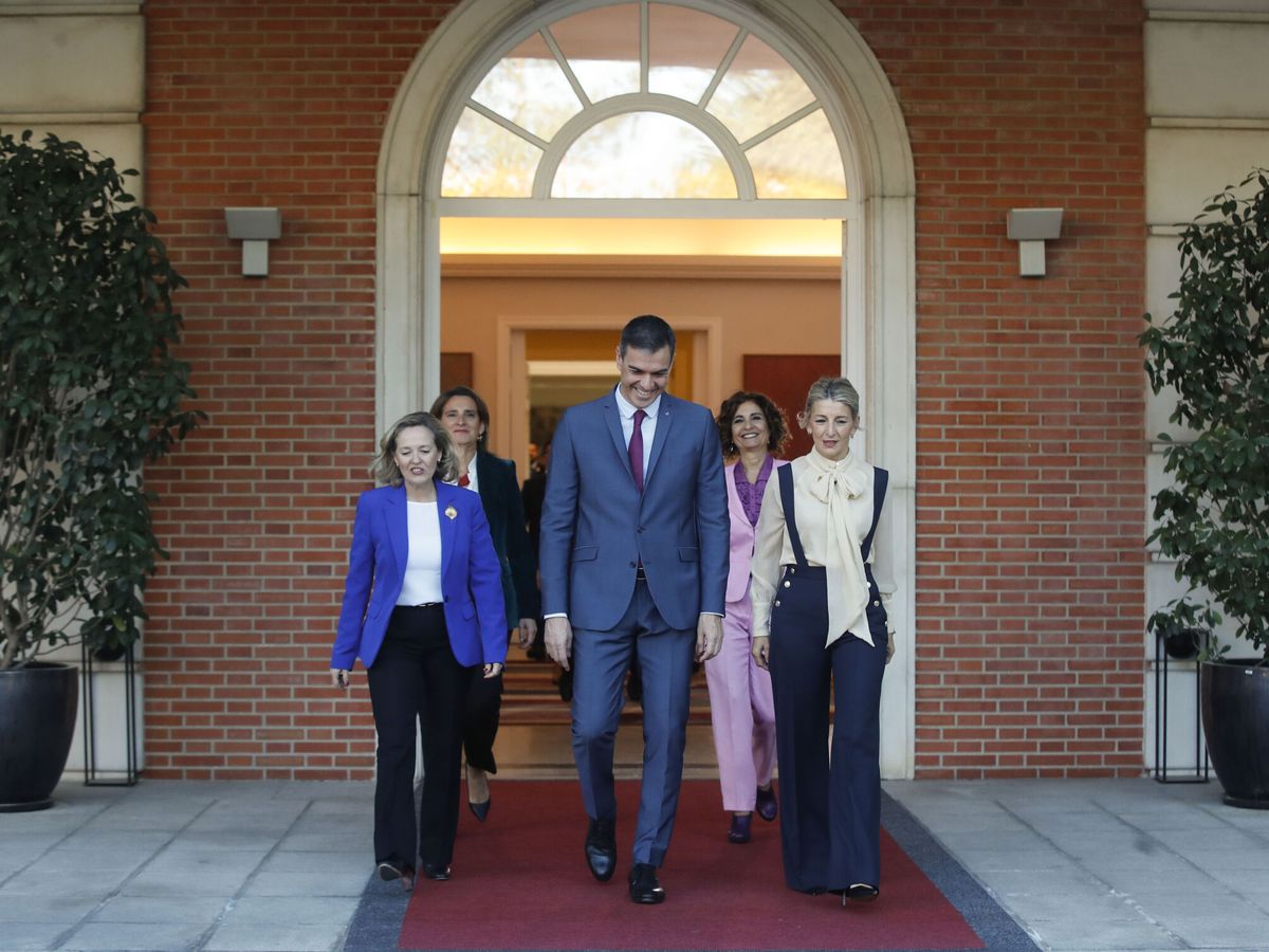 Foto: El presidente del Gobierno, Pedro Sánchez, momentos antes de posar para la foto de familia junto a los ministros del nuevo gabinete. (EFE/Juan Carlos Hidalgo)