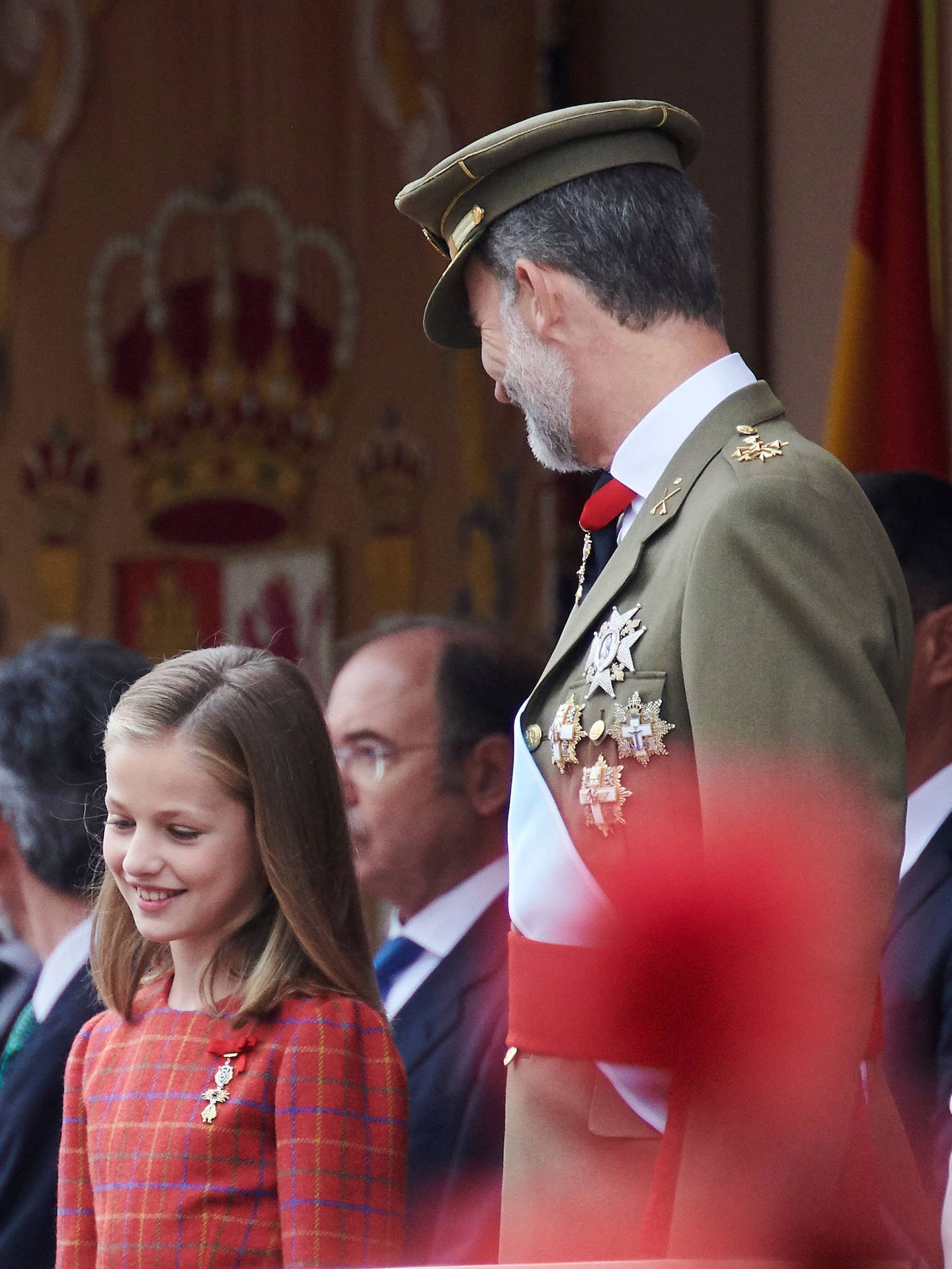 La princesa Leonor con su padre, en el desfile de la Fiesta Nacional. (LP)