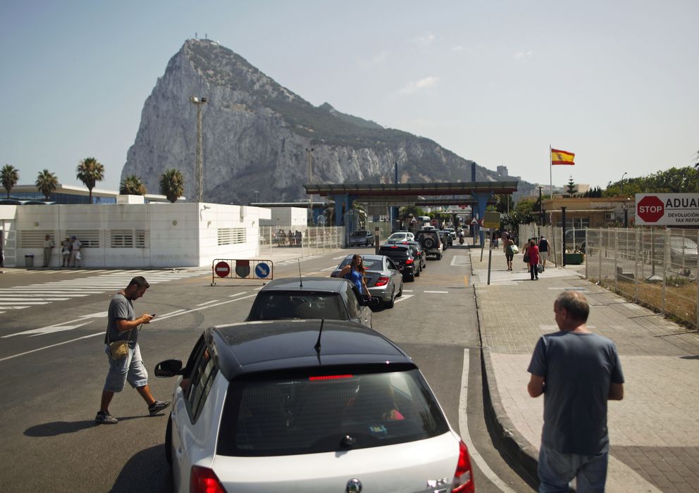 Foto: Colas en la frontera de Gibraltar. En algunos momentos, han superado las cuatro horas de duración.