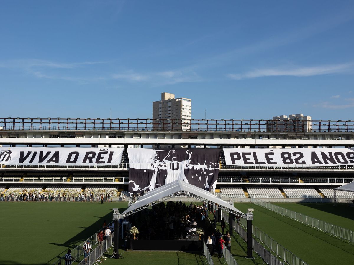 Foto: El velatrio de la leyenda del fútbol Pelé en el estadio de Vila Belmiro en la ciudad de Santos (Brasil). (EFE/Isaac Fontana).