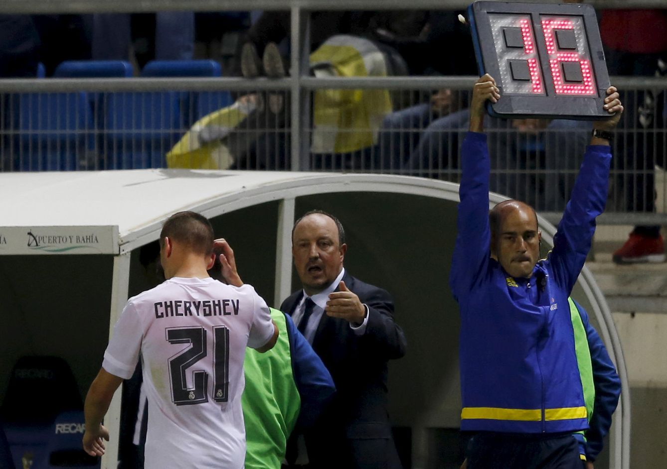 Rafa Benítez, en el momento de retirar a Cheryshev del terreno de juego del Ramón de Carranza. (Reuters)