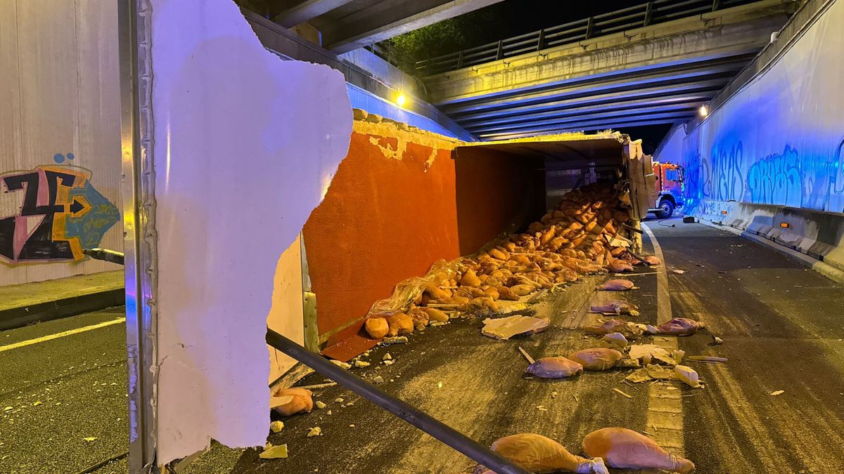 El vídeo del camión que volcó en Getafe y llenó de jamones la carretera