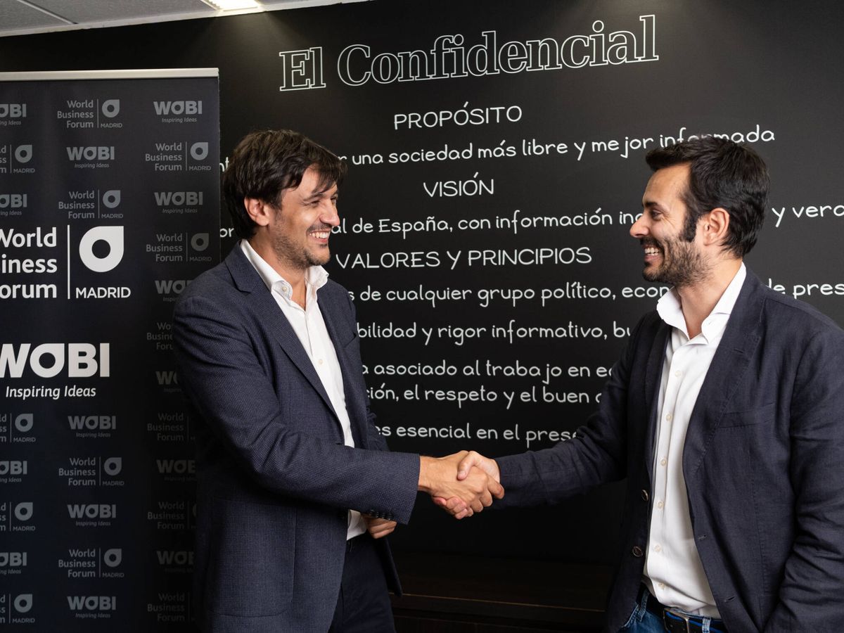 Foto: Alejandro Laso (izquierda), director general de El Confidencial, y Pedro Hernanz (derecha), director general de Wobi en España y Portugal, firmaron en Madrid el acuerdo de renovación.