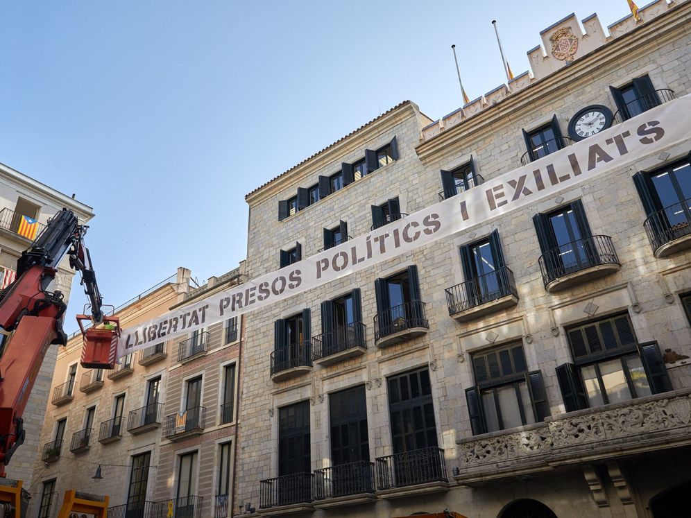 Foto: Pancarta en el Ayuntamiento de Girona. (Efe)
