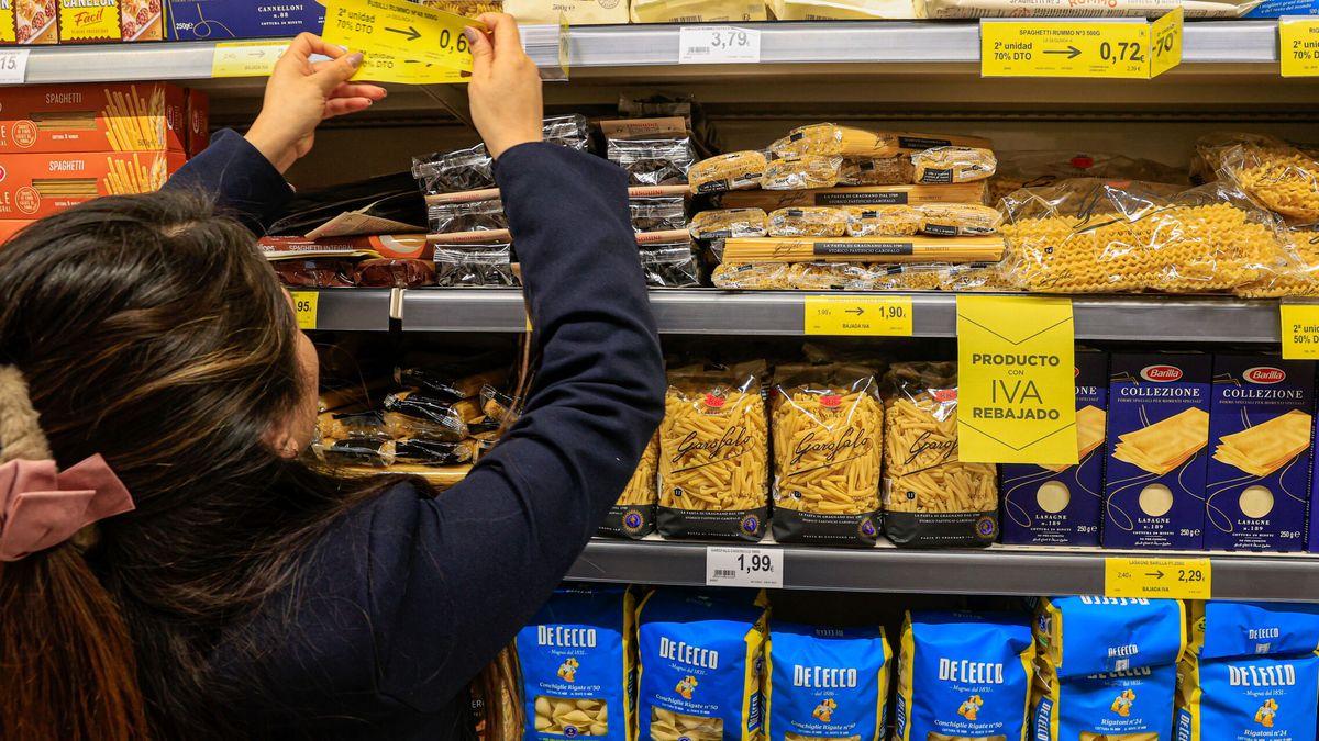 ¿Es más barato Mercadona o Carrefour? Así ha cambiado el precio de los productos básicos en los supermercados