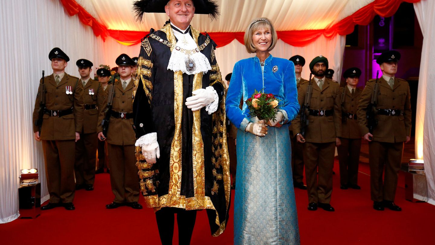 Peter Estlin y su mujer Lindy Estlin a su llegada al banquete anual del Lord Mayor, en Londres. (Reuters)