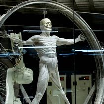 Foto: Un fotograma de la serie Westworld, que trata sobre la IA y la transmisión de mentes humanas a robots. (HBO)