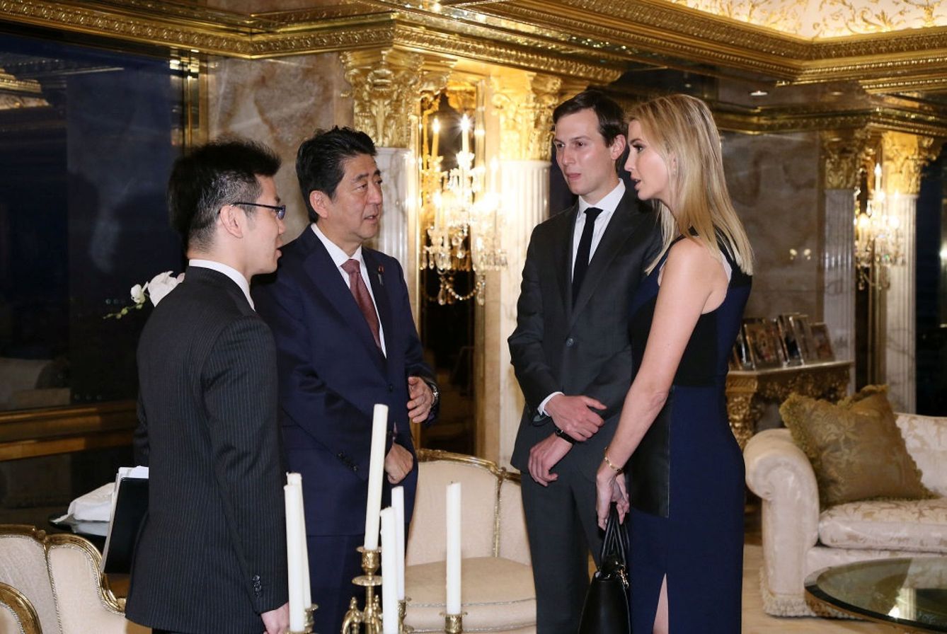 El primer ministro japonés, Shinzo Abe, se reúne con Ivanka Trump y Jared Kushner en la Torre Trump, el 17 de noviembre de 2016. (Reuters)
