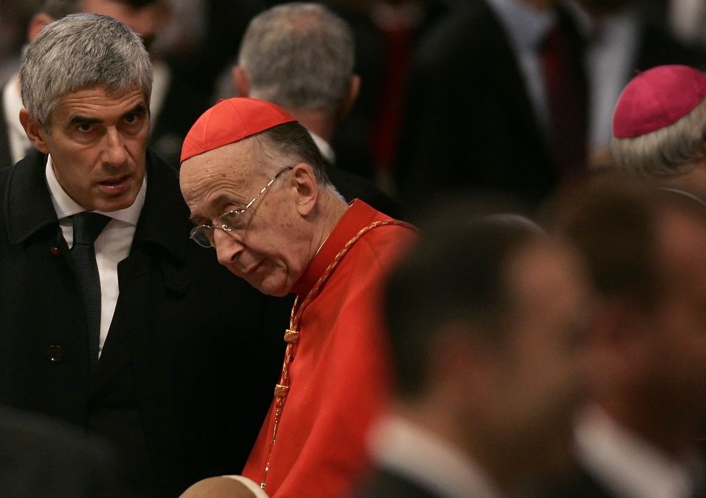 Foto: El poderoso cardenal Camillo Ruini habla con el político Pierferdinando Casini en la Basílica de San Pedro (Reuters).