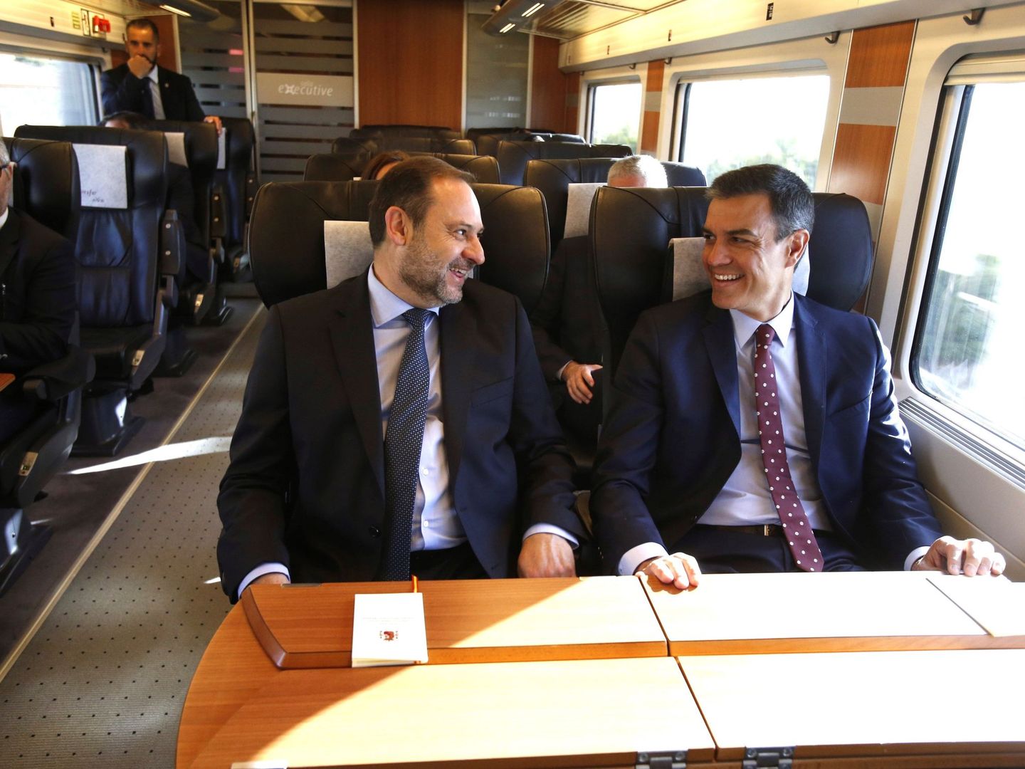 El presidente en funciones, Pedro Sánchez, acompañado por el ministro de Fomento José Luis Ábalos, durante el viaje inaugural de este AVE Madrid-Antequera-Granada. (Foto: EFE)