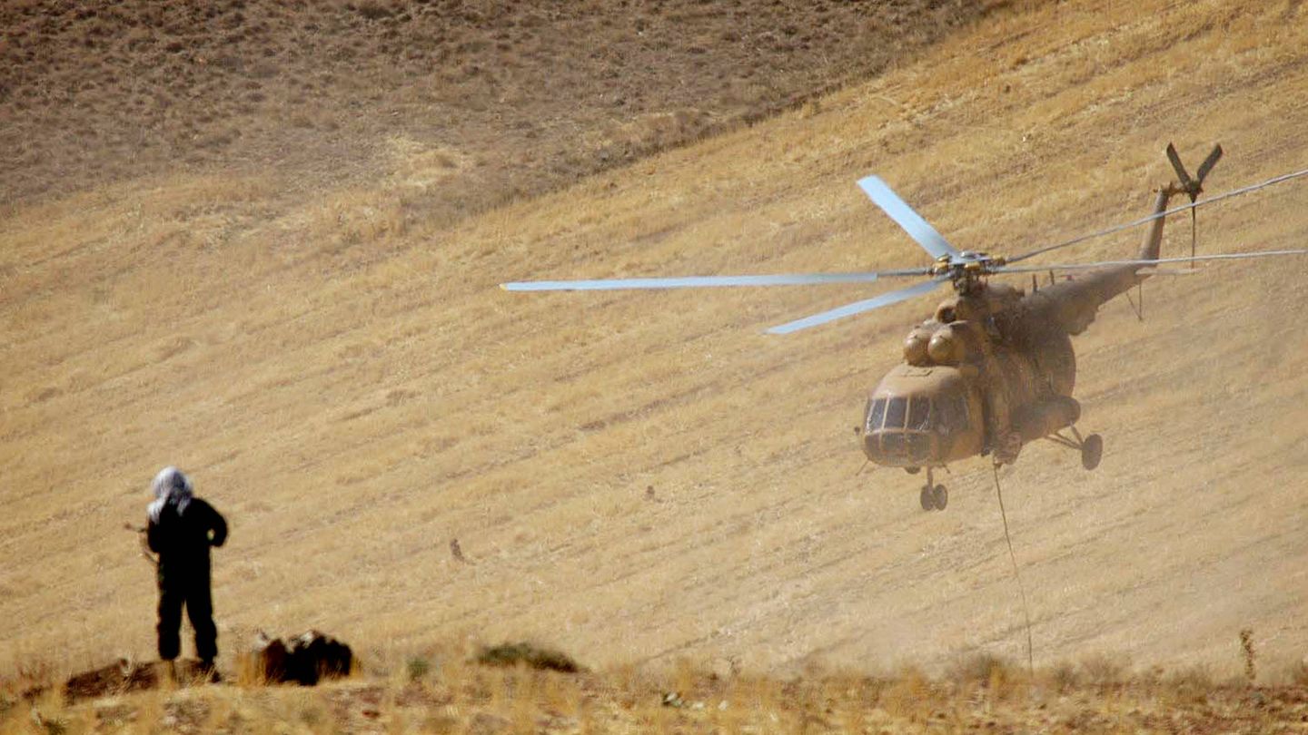 Un francotirador de la Guardia Revolucionaria custodia el aterrizaje de un helicóptero durante unas maniobras en el oeste de Irán, en septiembre de 2004. (Reuters)