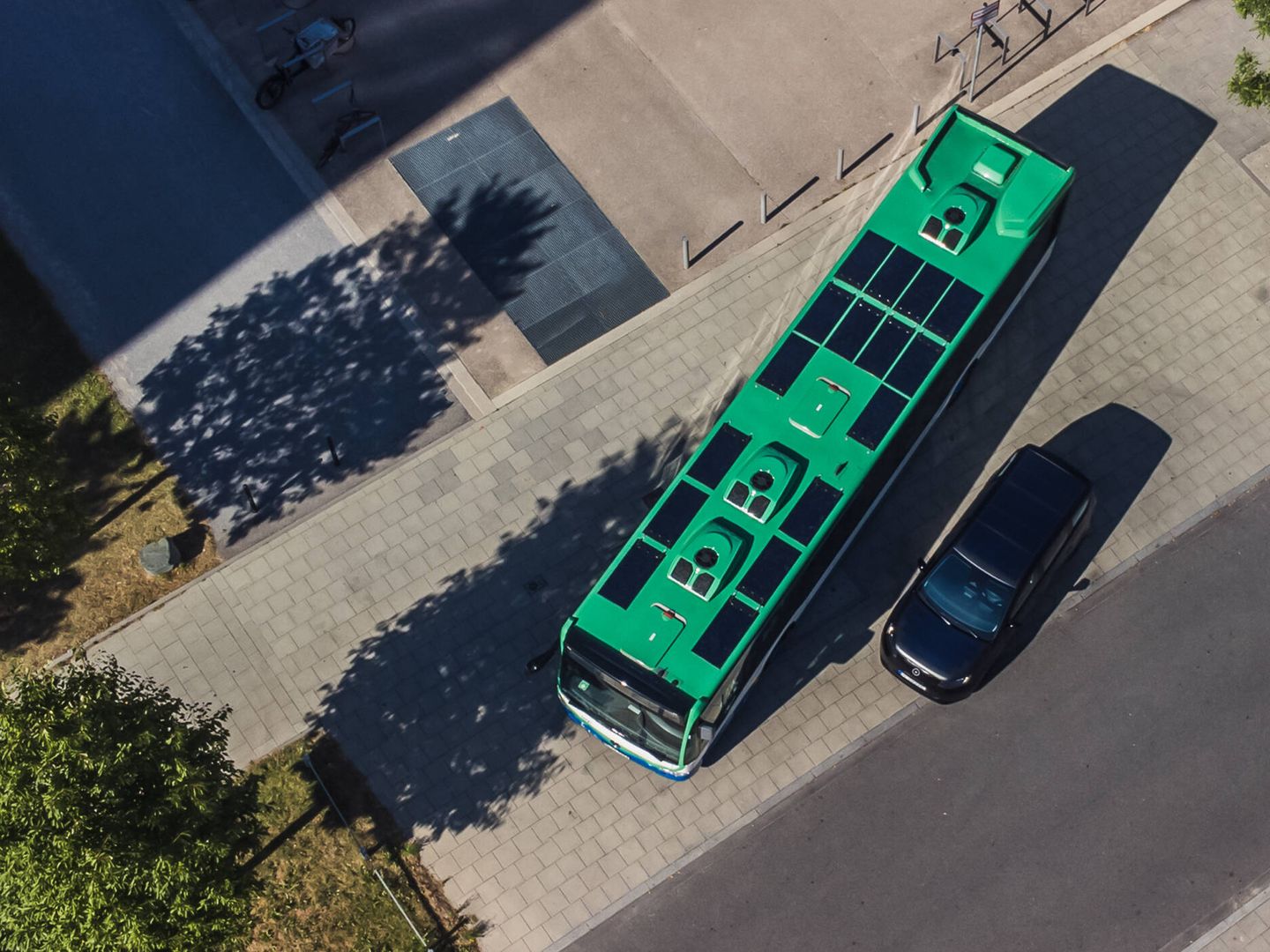 El sistema Solar Bus Kit totaliza ocho metros cuadrados de placas solares en el techo del autobús.