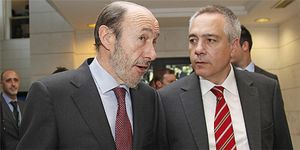 Rubalcaba se opone a la Hacienda catalana pero ‘traga’ con la abstención del PSC