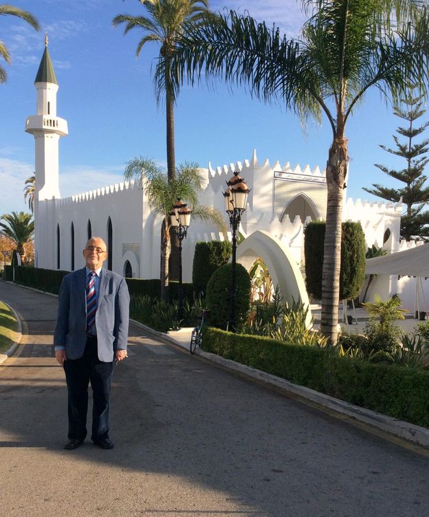 Foto: El imán Allal Ahmed Bachar, junto a la mezquita.