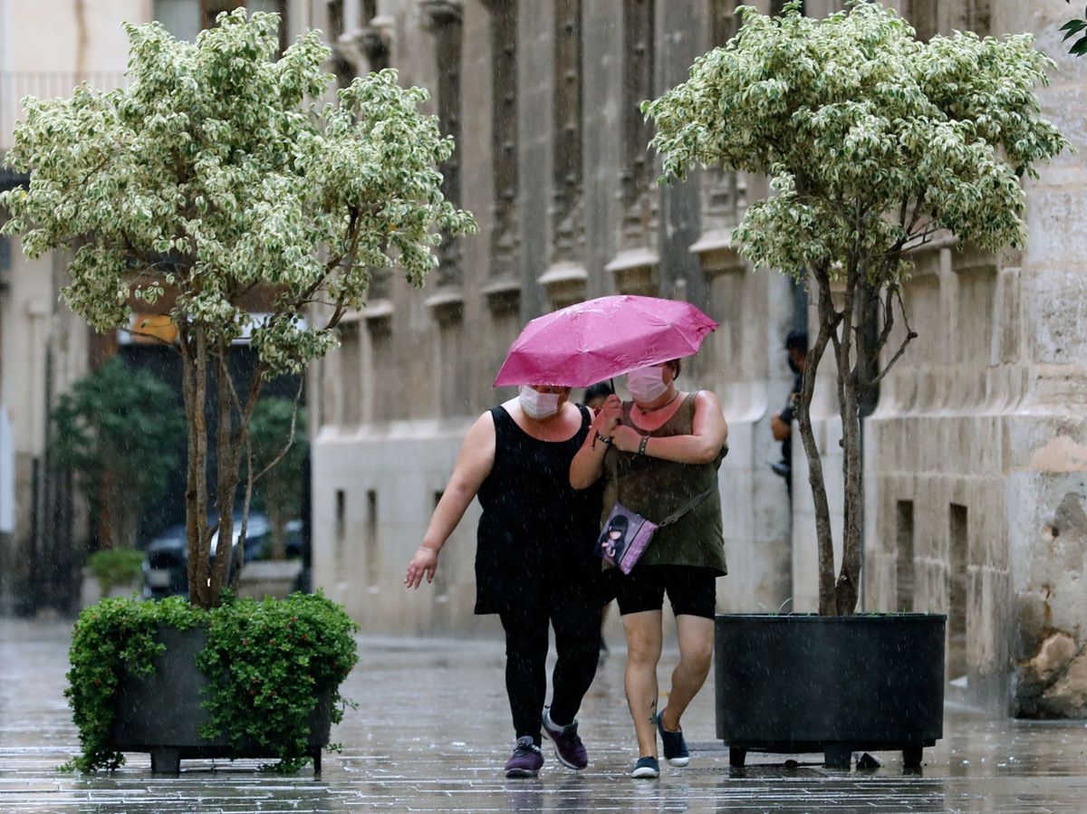 Foto: Un día de lluvia en verano en Valencia en 2020. (EFE)