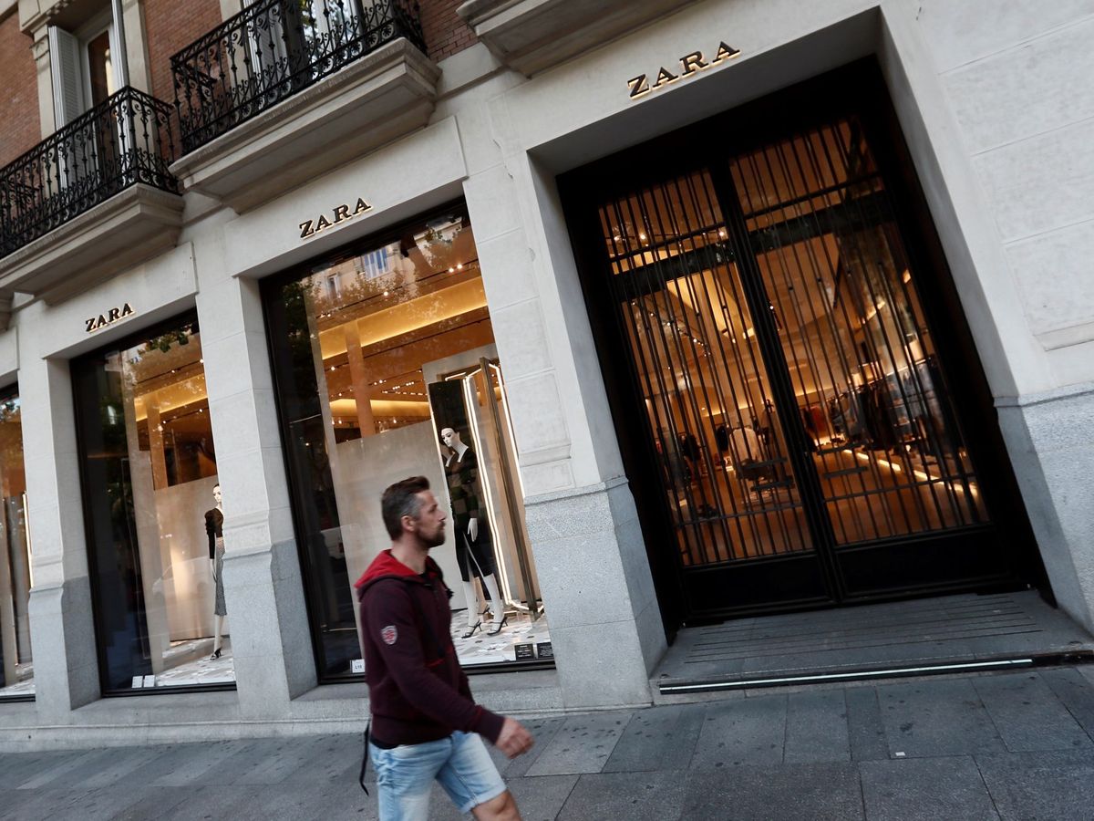 Foto: Vista de la fachada de una de las tiendas de la cadena Zara en Madrid cerradas. (EFE)