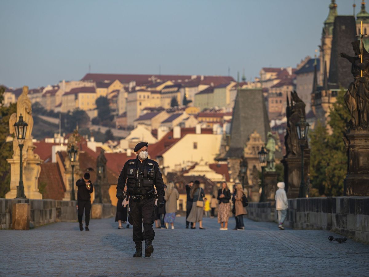 Foto: Un oficial de policía metropolitana en Praga, República Checa (EFE)