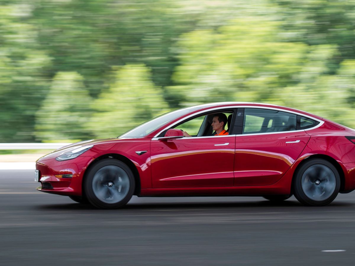 Foto: Un conductor maneja un Tesla en la autovía. (Reuters)