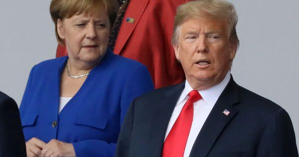 Foto: Merkel observa a Trump durante la cumbre de la OTAN que se celebró el pasado julio. (Reuters)