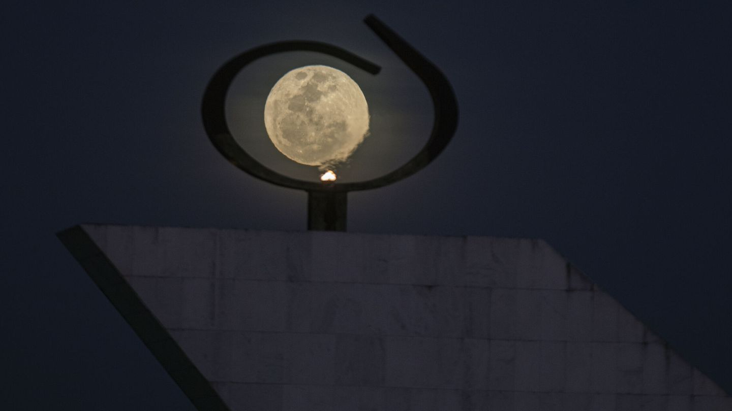 Fotografía de la superluna del ciervo a través del Panteón de la Patria y la Libertad en Brasilia (Brasil).Foto: Joédson Alves. (EFE)