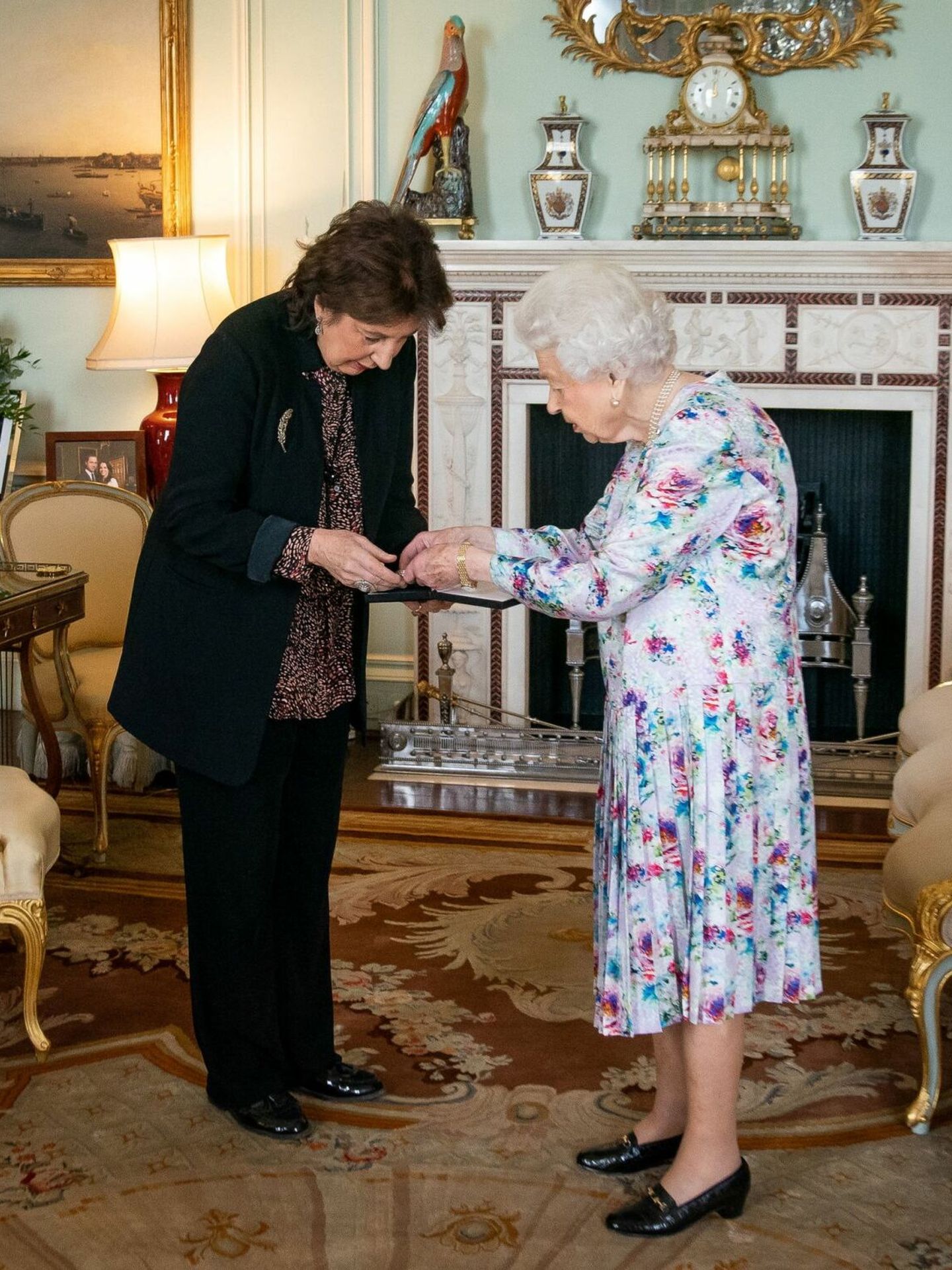 La Reina, recibiendo una visita en el palacio de Buckingham. (Reuters)